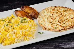 HUEVOS REVUELTOS CON ARROZ Y AREPA CON QUESO