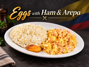 Arepa con queso y huevos con jamón, acompañados de arroz y plátano en una ciudad no especificada.