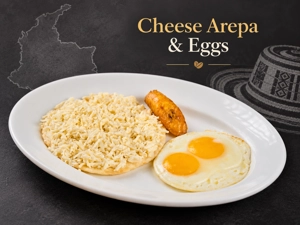 Arepa con queso y huevos fritos, acompañados de un plátano maduro. Cocina colombiana en un plato blanco.