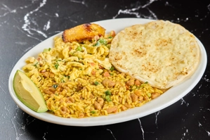 CALENTADO CON HUEVOS REVUELTOS Y AREPA CON QUESO