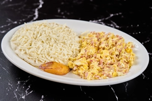 AREPA CON QUESO Y HUEVOS CON JAMÓN 