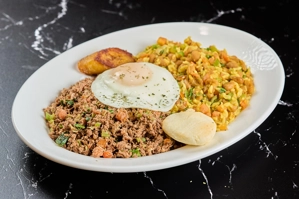 CALENTADO CON CARNE MOLIDA Y HUEVO FRITO