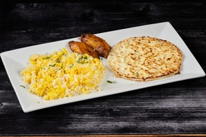 HUEVOS REVUELTOS CON ARROZ Y AREPA CON QUESO