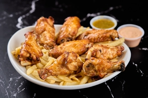 CHICKEN WINGS (alitas de pollo con papitas fritas)