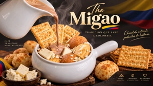 El Migao colombiano con buñuelo, pandequeso y galletas Ducales en una taza blanca.