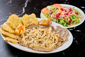 BISTEC ENCEBOLLADO