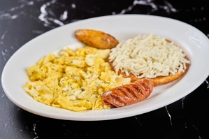 AREPA DE CHOCOLO CON HUEVOS Y CHORIZO 