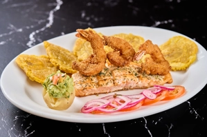 SALMÓN CON CRISPY CAMARONES