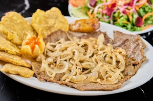 STEAK WITH ONIONS(carne encebollada)