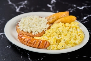 AREPA DE CHOCOLO CON HUEVOS Y CHORIZO