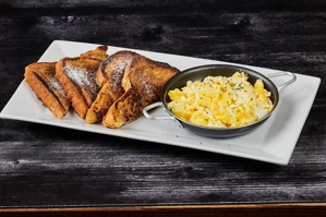 FRENCH TOAST CON HUEVOS REVUELTOS