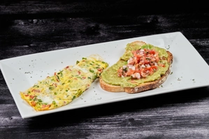 TOSTADA DE AGUACATE CON OMELETTE