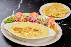 CAMARONES Y CALAMARES EN CREMA AL VINO