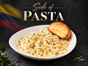 Orden de pasta colombiana con fettuccine y pan tostado en West New York.