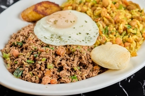 CALENTADO CON CARNE MOLIDA Y HUEVO FRITO