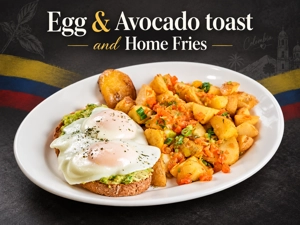 Tostada de aguacate con huevos escalfados y papas fritas caseras estilo colombiano.