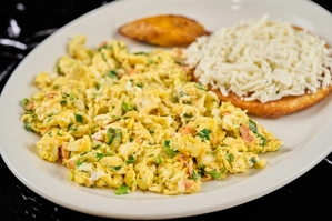 AREPA DE CHOCOLO CON HUEVOS PERICOS 