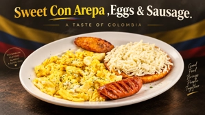 Arepa de chocolo con huevos revueltos, chorizo y queso rallado, cocina colombiana.