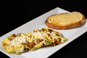 OMELETTE DE MADURO CON TOSTADA CON MANTEQUILLA