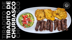 Tiraditos de churrasco con plátanos fritos y guacamole con tomate en Union City.