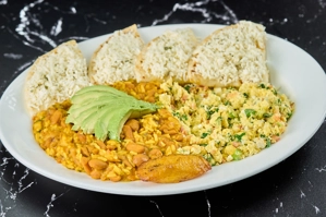 CALENTADO CON HUEVOS REVUELTOS Y AREPA CON QUESO