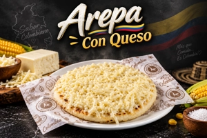 Arepa con queso colombiano con queso rallado y maíz en la mesa.