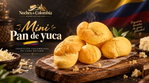 Mini pan de yuca colombiano sobre tabla de madera, con queso rallado y hojas verdes en el fondo.