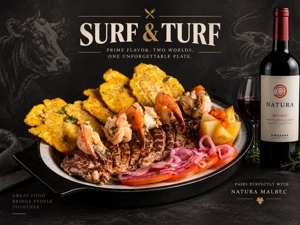 Mar y Tierra Salteado con carne asada, camarones, papas fritas y pimientos. Cocina desconocida en ciudad desconocida.