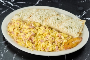 HUEVOS REVUELTOS CON JAMON Y AREPA CON QUESO