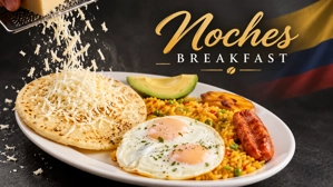 Desayuno Noches con arepa con queso rallado, huevos fritos y arroz con verduras. Ciudad desconocida.