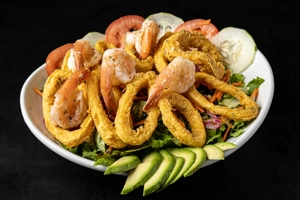 SHRIMP AND FRIED CALAMARI SALAD(ens calamares fritos y