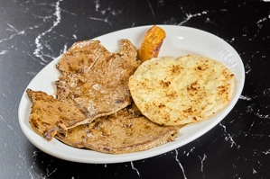 AREPA CON QUESO Y CARNE ASADA 