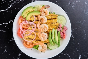 ENSALADA DE POLLO Y CAMARONES AL AJILLO