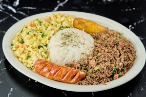 CARNE MOLIDA ARROZ CHORIZO Y HUEVOS