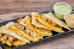 Quesadilla de Huevos, Chorizo, Plátano Maduro y Queso
