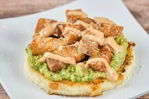 Chicharrón frito y arepa de maíz con guacamole