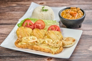 Filete de Pescado Empanizado con Camarones en Salsa Blanca