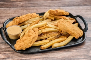 Tiras de Pollo con Papas Fritas