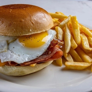 Sándwich Sunshine con huevo frito, jamón y papas fritas en Weehawken Township.