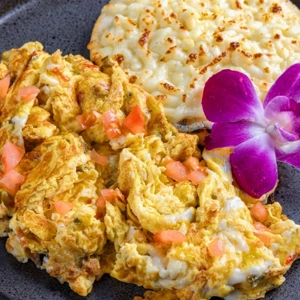 AREPA CON QUESO Y HUEVOS PERICOS